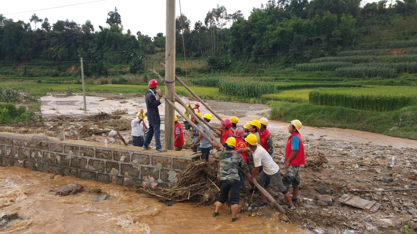 2015年9月19日，昌寧分公司應對9·16地質災害，昌寧田園鎮(zhèn)新城社區(qū)10千伏電力線路搶修.jpg